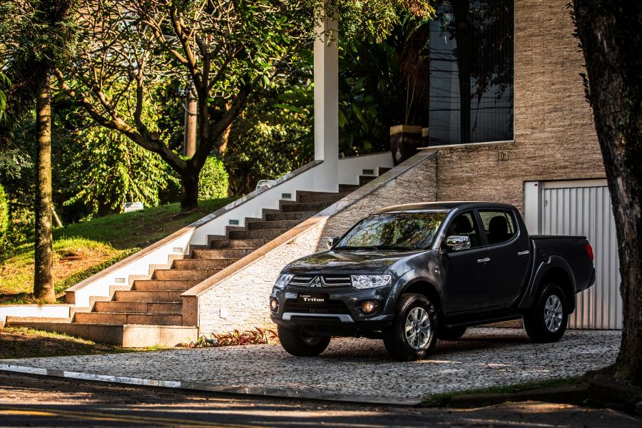  Mitsubishi L200 Triton HLS Chrome Edition 2015 года  (фото 12 из 24)